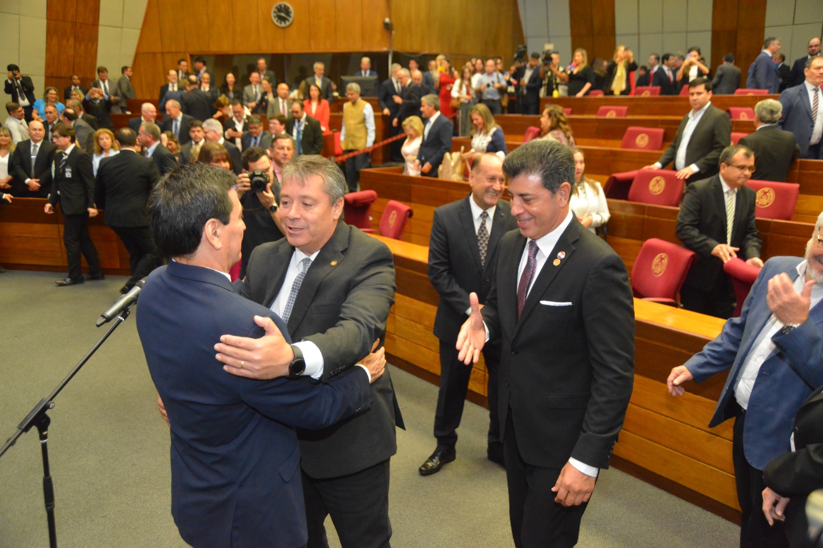 Presidente de Diputados saludando al ministro de la Corte, Gustavo Santander. Foto: Gentileza