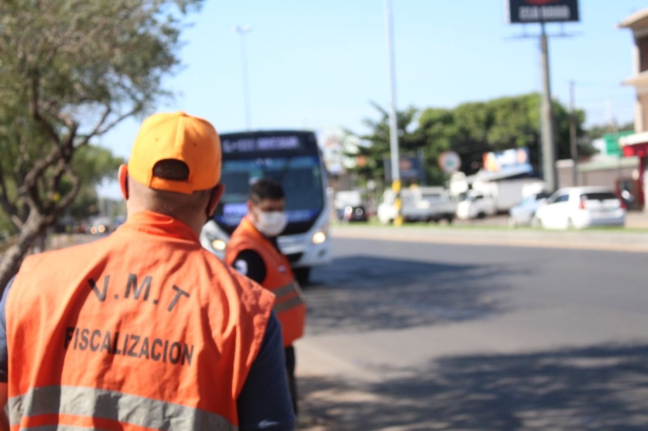 Fiscalización de horario de buses. Foto: Viceministerio de Transporte.