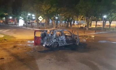 El hombre incineró su vehículo en la vía pública. Foto: Oviedo Press.