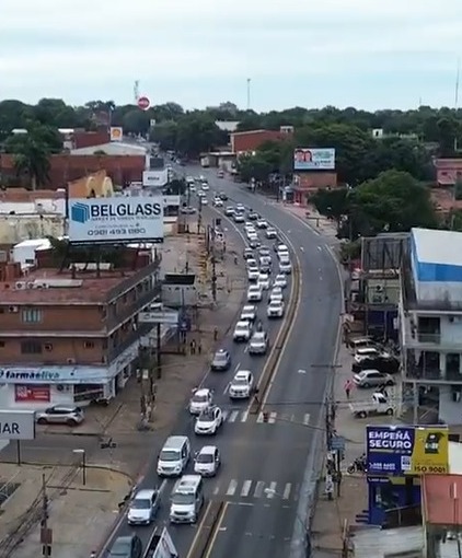 Multitudinaria fila de vehículos. Foto: captura.