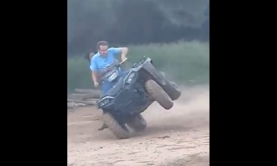 Momento en que se vuelca el rodado y ambos quedaron tumbados en el suelo. Foto: Captura