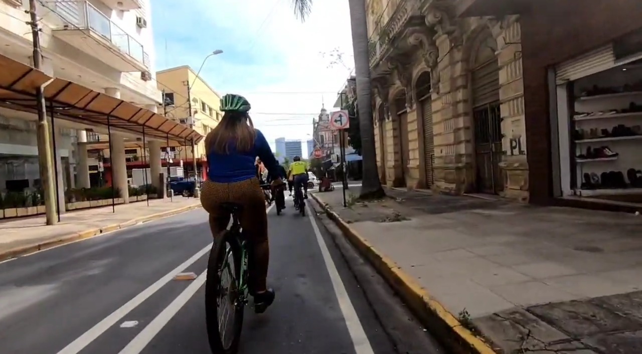 Trabajadores a bordo de bicisendas. Foto: Captura