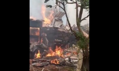 Vecinos quemaron "la casa del horror". Foto: Captura