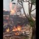 Vecinos quemaron "la casa del horror". Foto: Captura