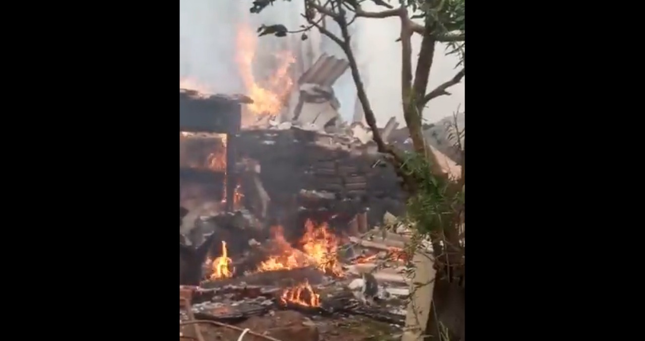 Vecinos quemaron "la casa del horror". Foto: Captura