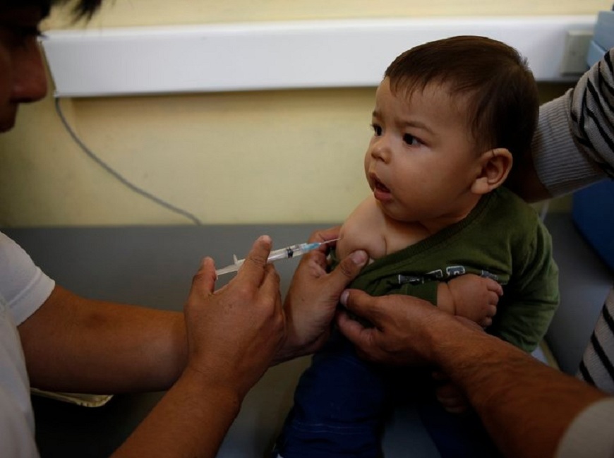 Vacunación a niño. Foto: Gentileza.