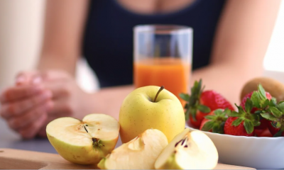 Llevar una dieta saludable, que incluya la ingesta de cinco porciones de frutas y verduras, todos los días. Foto: Clarín