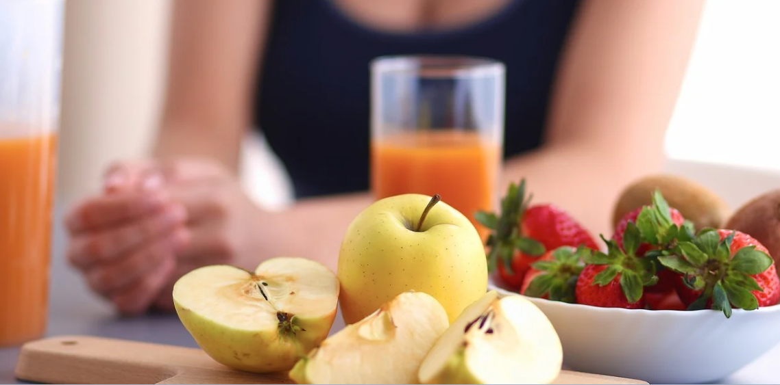 Llevar una dieta saludable, que incluya la ingesta de cinco porciones de frutas y verduras, todos los días. Foto: Clarín