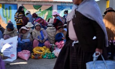 Vendedoras de papas esperan compradores en un mercado callejero en El Alto, Bolivia, el martes 11 de abril de 2023. AP Foto/Juan Karita