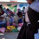 Vendedoras de papas esperan compradores en un mercado callejero en El Alto, Bolivia, el martes 11 de abril de 2023. AP Foto/Juan Karita