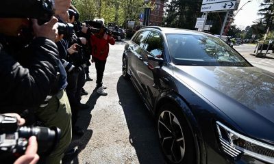 Luigi, hijo menor de Silvio Berlusconi, llega al hospital donde está internado su padre. Foto: Clarín.