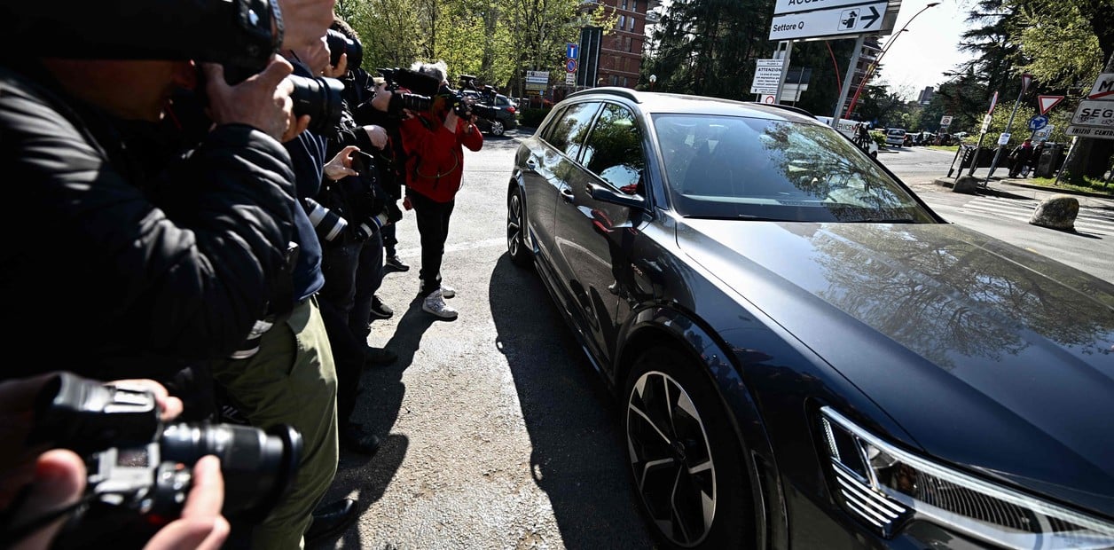 Luigi, hijo menor de Silvio Berlusconi, llega al hospital donde está internado su padre. Foto: Clarín.