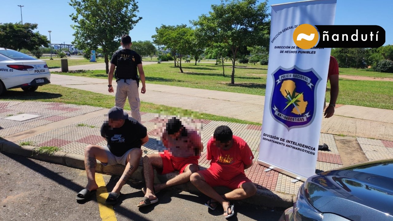 Antinarcóticos de la Policía Nacional aprehendió a tres personas con una gran carga de cocaína. Foto: Policía Nacional.