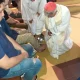 Adalberto Martínez realizando el lavado de los pies en la cárcel de Tacumbú. Foto: Gentileza