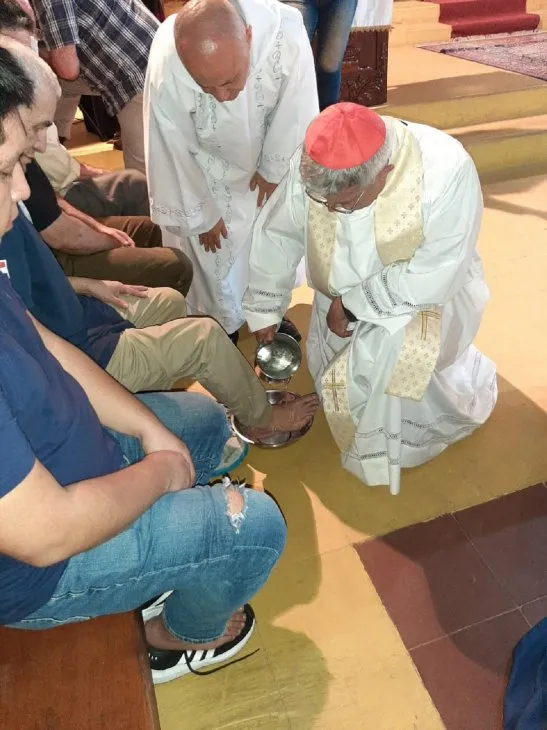 Adalberto Martínez realizando el lavado de los pies en la cárcel de Tacumbú. Foto: Gentileza