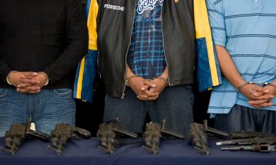 Imagen de archivo de tres integrantes de un grupo delictivo dedicado al tráfico de armas y drogas en México. Foto: Associated Express