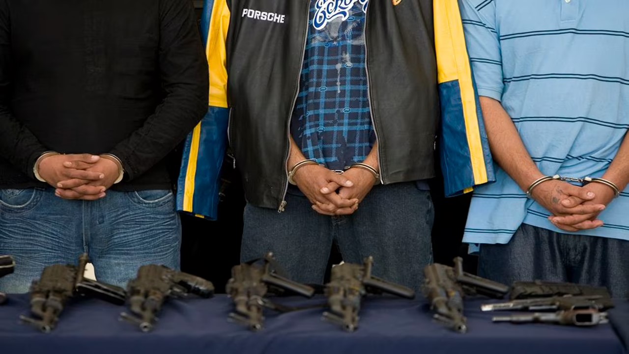 Imagen de archivo de tres integrantes de un grupo delictivo dedicado al tráfico de armas y drogas en México. Foto: Associated Express