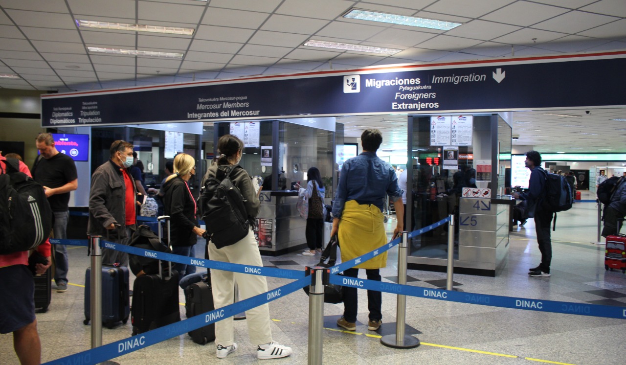 Migraciones en el aeropuerto Silvio Petirossi. Foto: Gentileza.