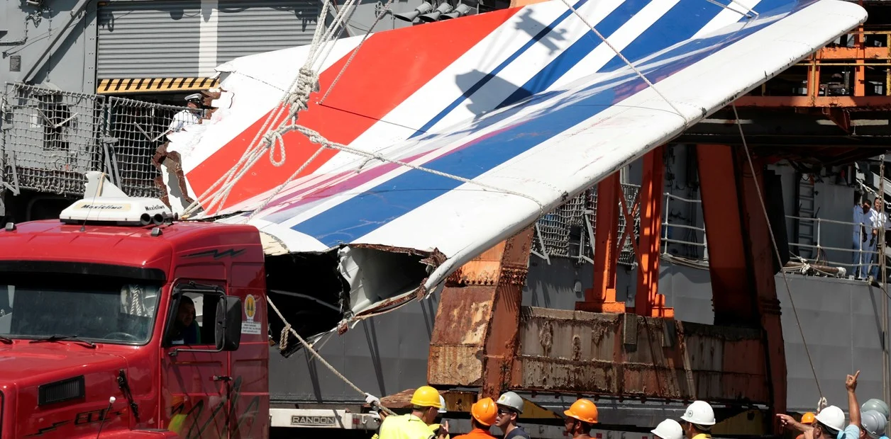 Parte del fuselaje del avión de Air France que se estrelló en el Atlántico, tras despegar de Rio de Janeiro. Foto: Clarín