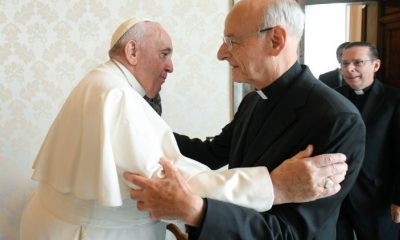 El Papa saluda a Monseñor Fernando Ocariz Brana, Prelado del Opus Dei. Foto: Vatican Media