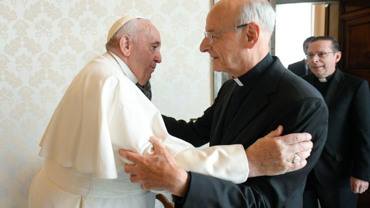 El Papa saluda a Monseñor Fernando Ocariz Brana, Prelado del Opus Dei. Foto: Vatican Media