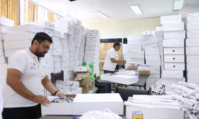 Actualmente funcionarios se ocupan de la carga de materiales electorales. Foto: TSJE.