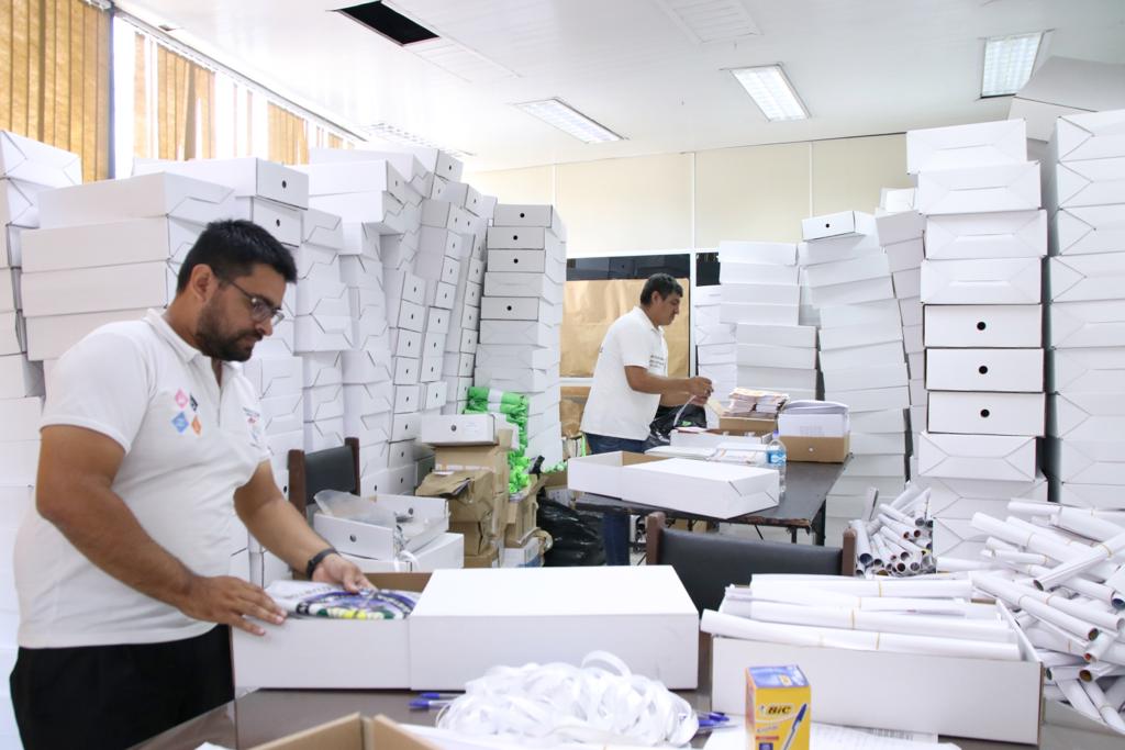 Actualmente funcionarios se ocupan de la carga de materiales electorales. Foto: TSJE.