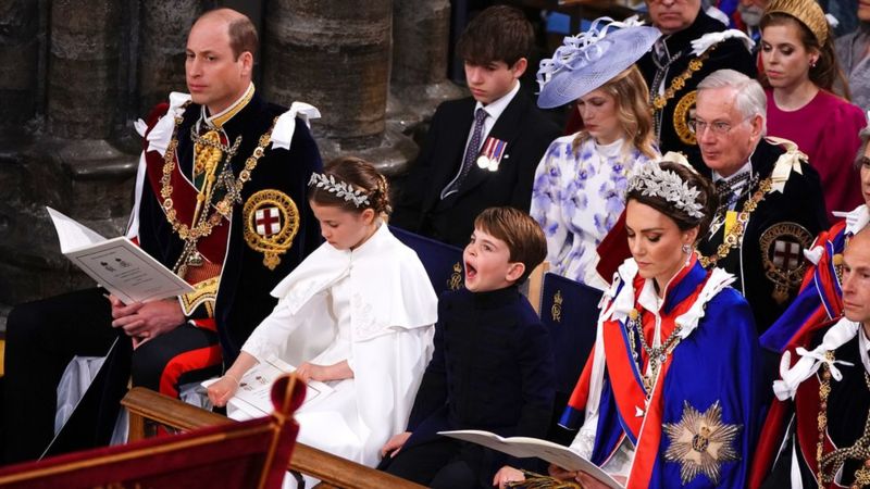 William, príncipe de Gales junto a su esposa Catherine, princesa de Gales y dos de sus hijos, el príncipe Luis y la princesa Charlotte.