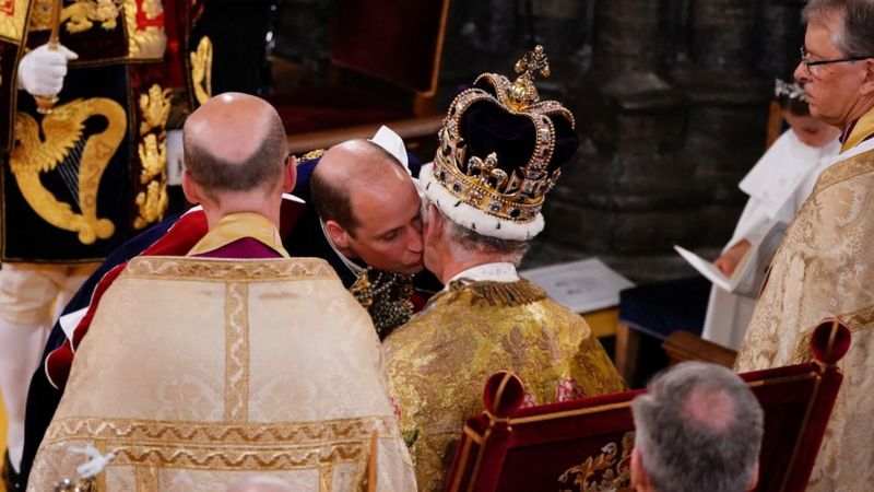 El príncipe de Gales y heredero al trono, William, besa a su padre tras ser coronado rey de Inglaterra. Foto: BBC Mundo.