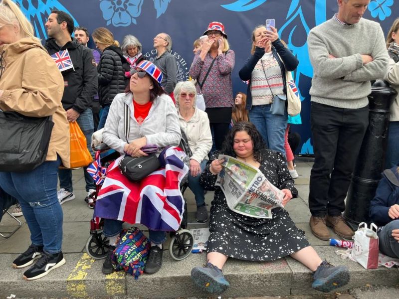 Miles de personas acamparon durante días para no perderse la ceremonia de coronación. Foto: BBC Mundo.