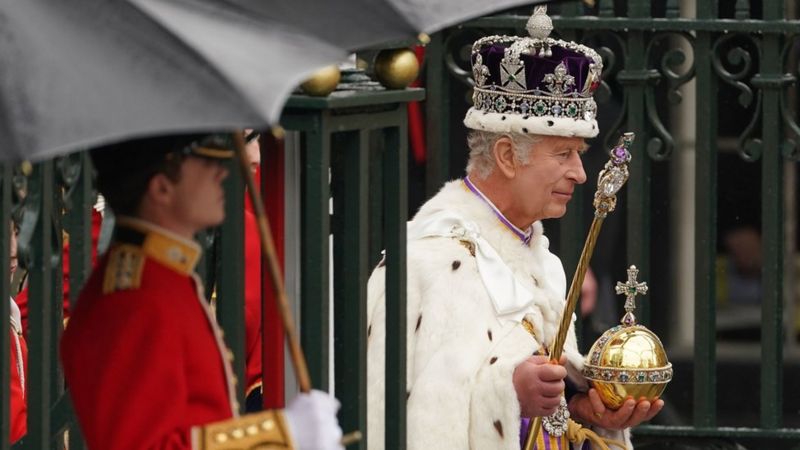 El rey Carlos III sale con la corona imperial, el orbe y el cetro que lo identifican como soberano británico. Foto: BBC Mundo.