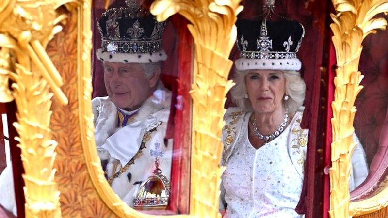 La carroza dorada transportó a los reyes desde la Abadía de Westminster hasta el Palacio de Buckingham. Foto: BBC Mundo.