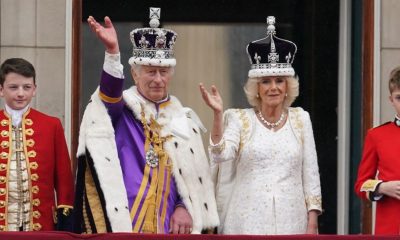 El rey Carlos III y la reina Camila saludan a la gente que se acercó al Palacio de Buckingham. Foto: BBC Mundo