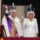 El rey Carlos III y la reina Camila saludan a la gente que se acercó al Palacio de Buckingham. Foto: BBC Mundo