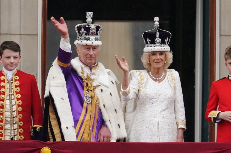 El rey Carlos III y la reina Camila saludan a la gente que se acercó al Palacio de Buckingham. Foto: BBC Mundo