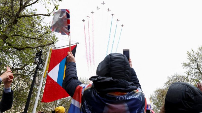 Un niño observa el paso de los aviones de la Real Fuerza aérea para homenajear al rey Carlos III. Foto: BBC Mundo.