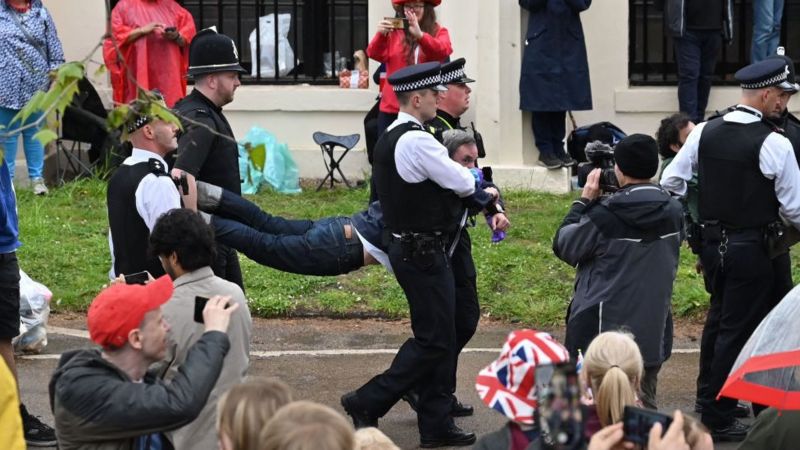 Un manifestante antimonárquico es sacado por la policía en medio de la procesión del rey Carlos III por las calles de Londres.