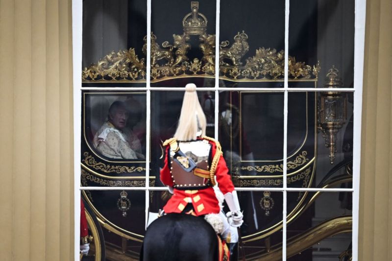 El rey Carlos III salió del palacio de Buckingham acompañado de la reina Camila y escoltado por varios regimientos de las fuerzas armadas británicas.