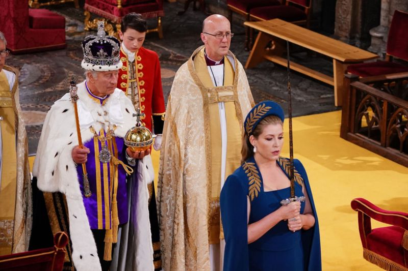 La parlamentaria conservadora Penny Mordaunt lleva la llamada espada del Estado frente al rey Carlos III. Foto: BBC Mundo.