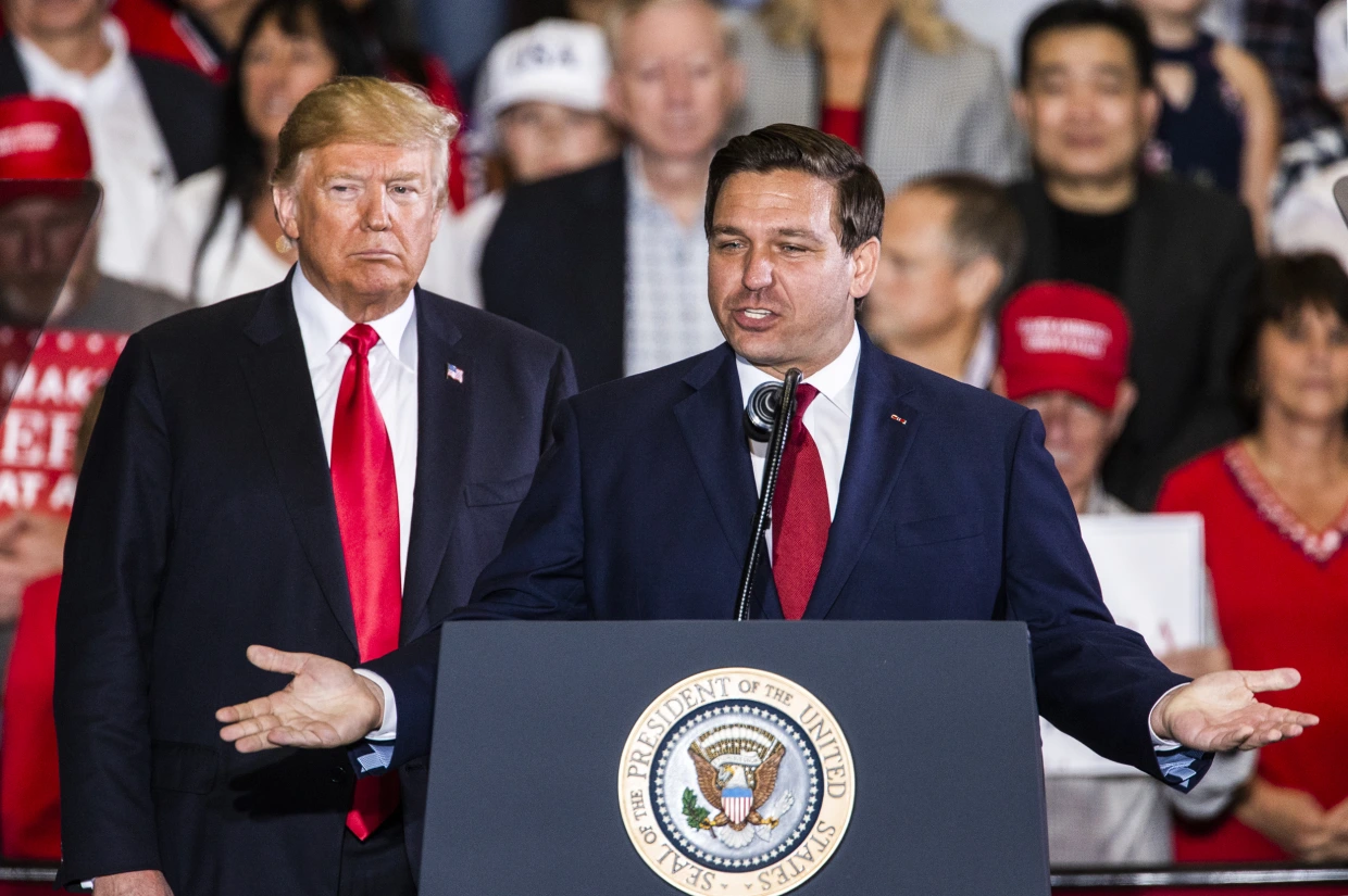 Donald Trump junto a Ron DeSantis. Foto: Nbcnews. Archivo.