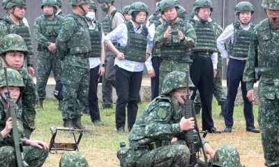 Reservistas en una sesión de entrenamiento de la que forma parta la presidenta de Taiwán Tsai Ing-wen en el centro de camisa celeste. Foto: Clarín.