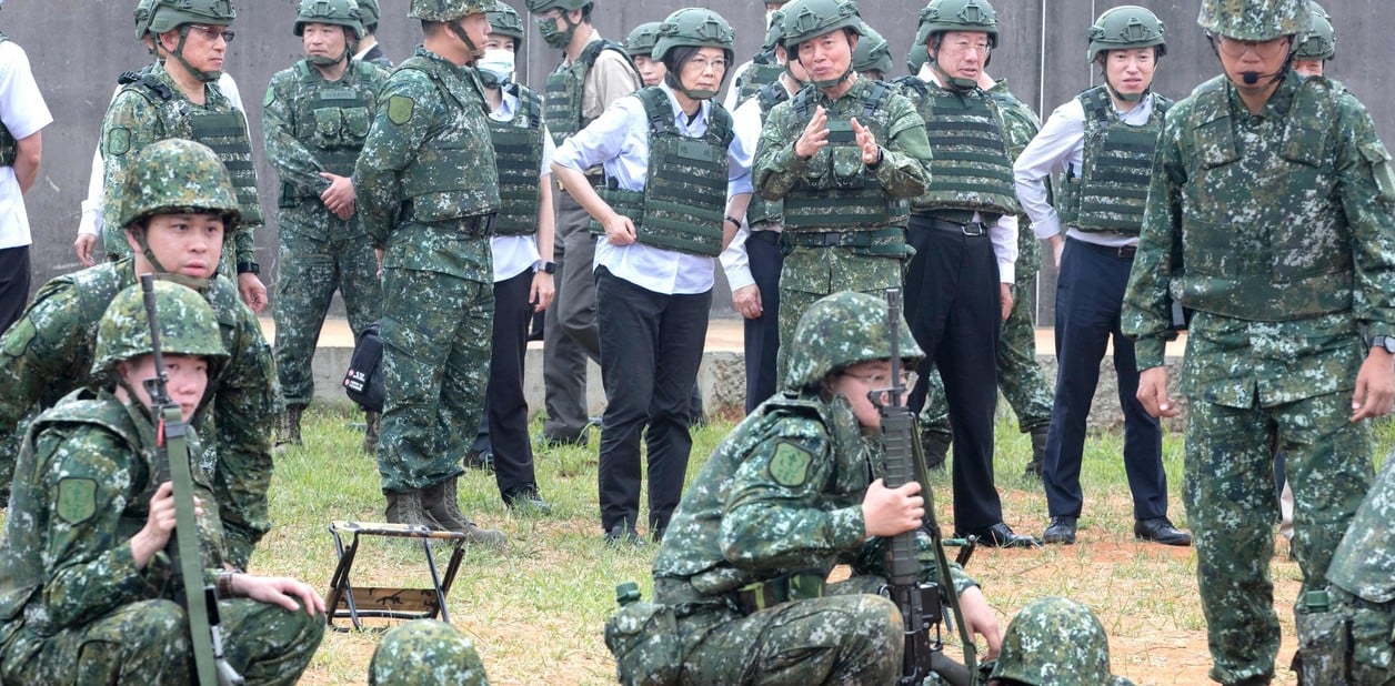 Reservistas en una sesión de entrenamiento de la que forma parta la presidenta de Taiwán Tsai Ing-wen en el centro de camisa celeste. Foto: Clarín.