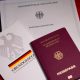 La Constitución de Alemania, un examen de ciudadanía y el pasaporte alemán. Foto: DW.