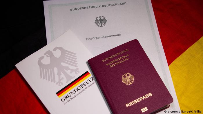 La Constitución de Alemania, un examen de ciudadanía y el pasaporte alemán. Foto: DW.