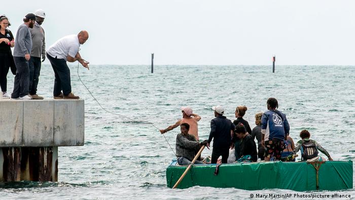 Migrantes cubanos en busca de asilo llegan a Stock Island en la Florida. Foto: DW.