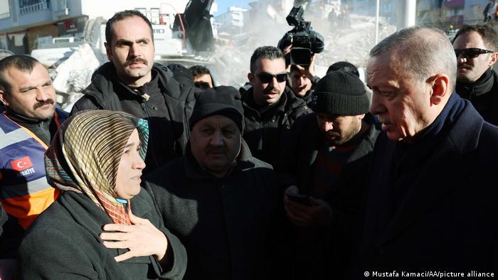 Erdogan visita una zona afectada por el terremoto. Foto: DW.