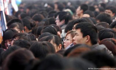 Jóvenes chinos en busca de trabajo en una feria de empleo. Foto: DW.