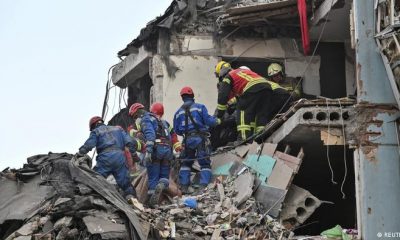 Rescatistas ucranianos buscan a víctimas de un bombardeo de tropas rusas en Zaporiyia. Imagen del 4 de marzo de 2023. Foto: DW