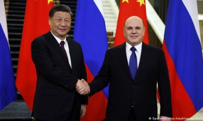 El presidente chino, Xi Jinping, saluda al primer ministro ruso, Michail Mishustin, durante una reunión en Moscú el 21.03.2023. Foto: Archivo. DW.