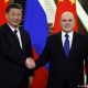 El presidente chino, Xi Jinping, saluda al primer ministro ruso, Michail Mishustin, durante una reunión en Moscú el 21.03.2023. Foto: Archivo. DW.